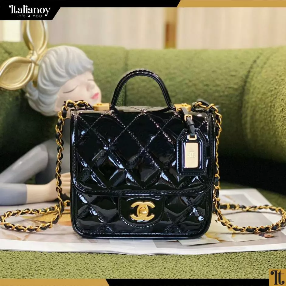 SMALL FOLD-OVER BAG WITH A TOP HANDLE black