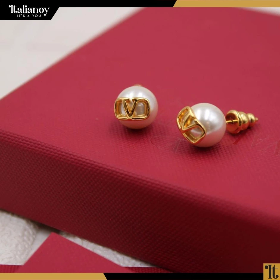 V Logo Signature Pearl Earrings