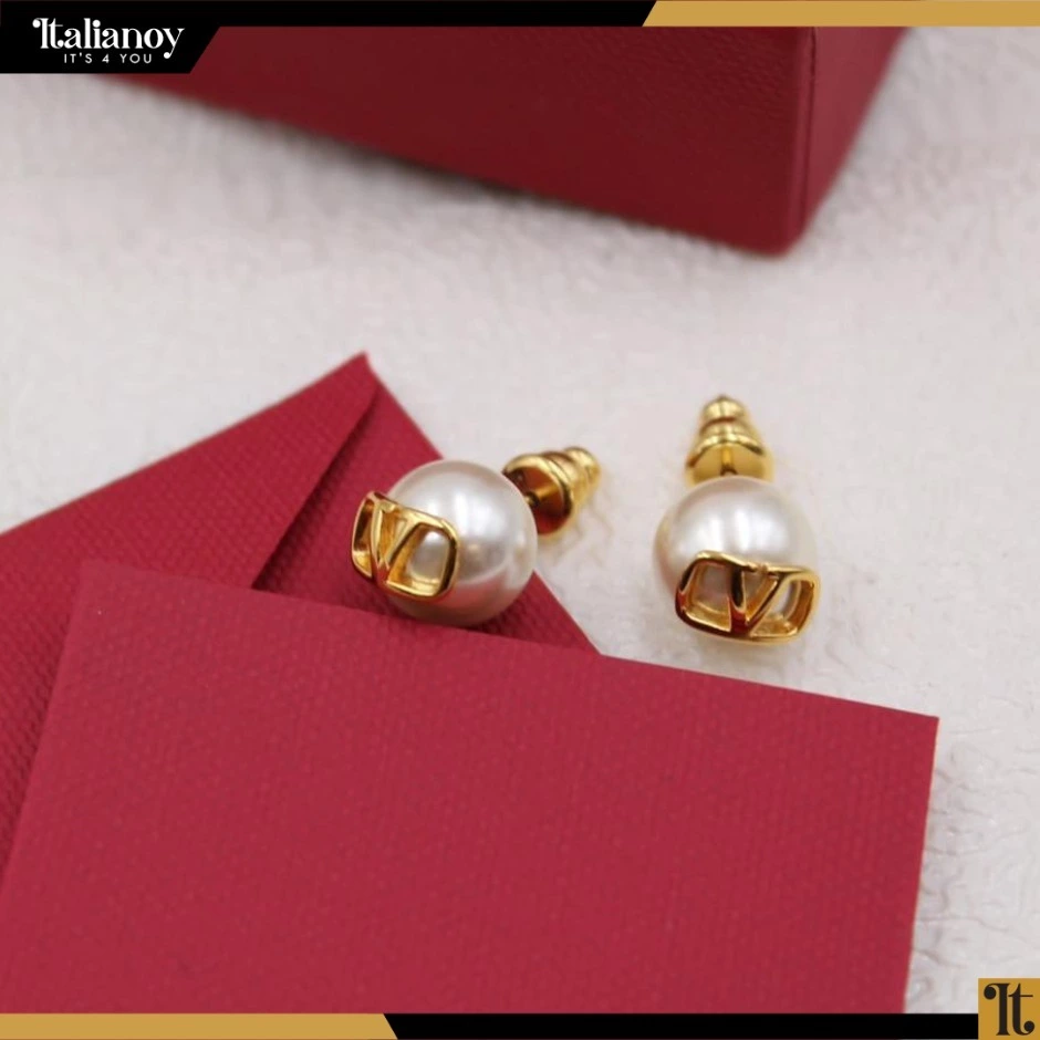 V Logo Signature Pearl Earrings