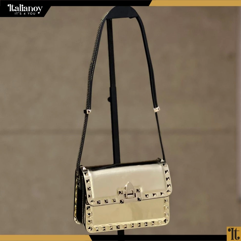 ROCKSTUD23 SMOOTH CALFSKIN SHOULDER BAG IVORY